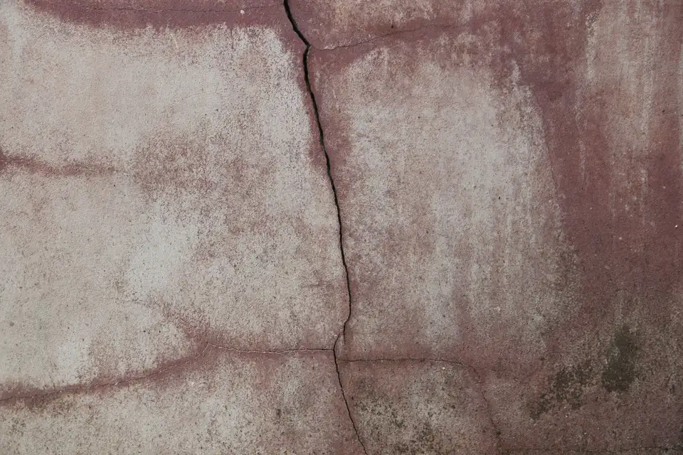 Vertical crack running through an exterior wall